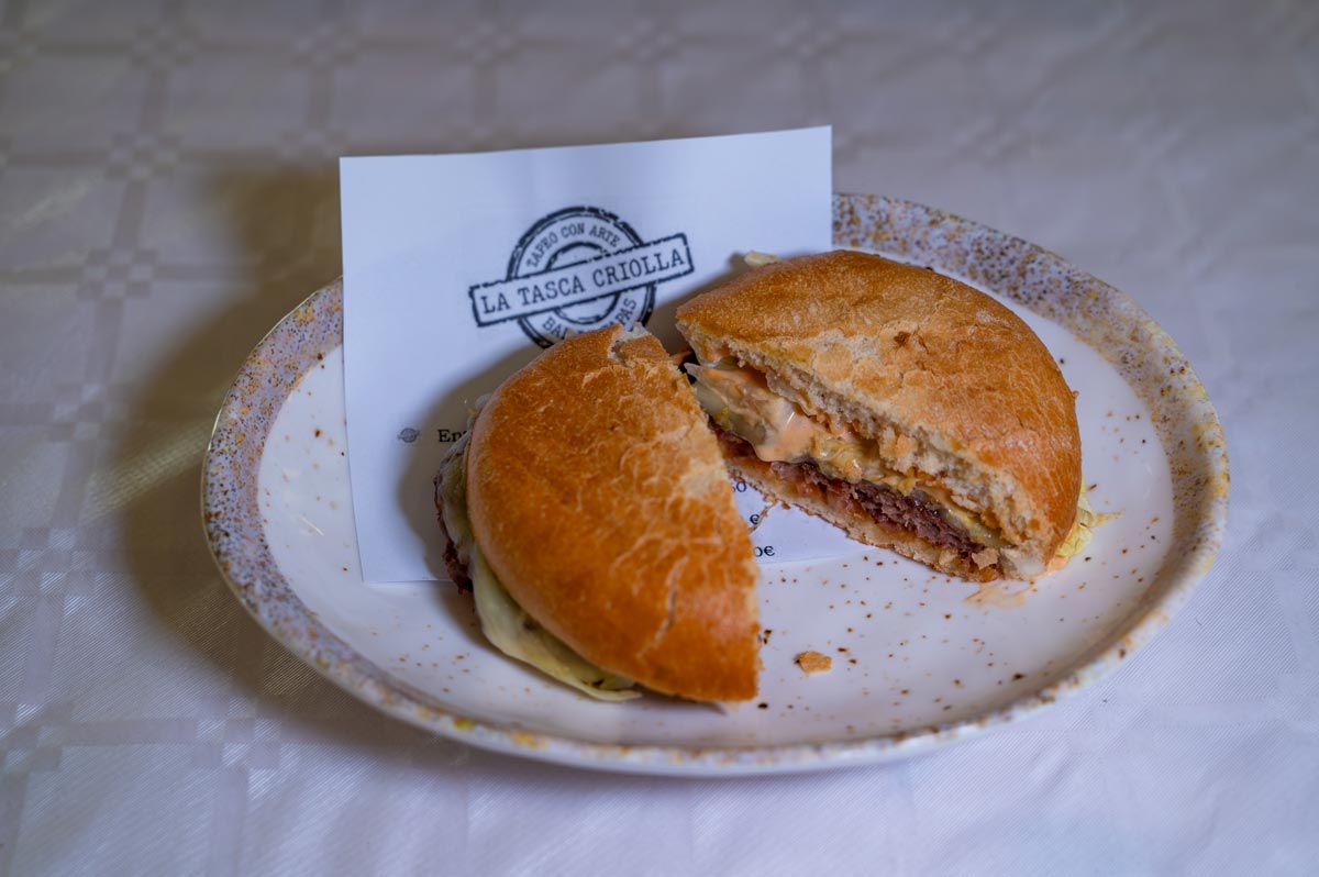 Montadito de chorizo criollo y mojo canario