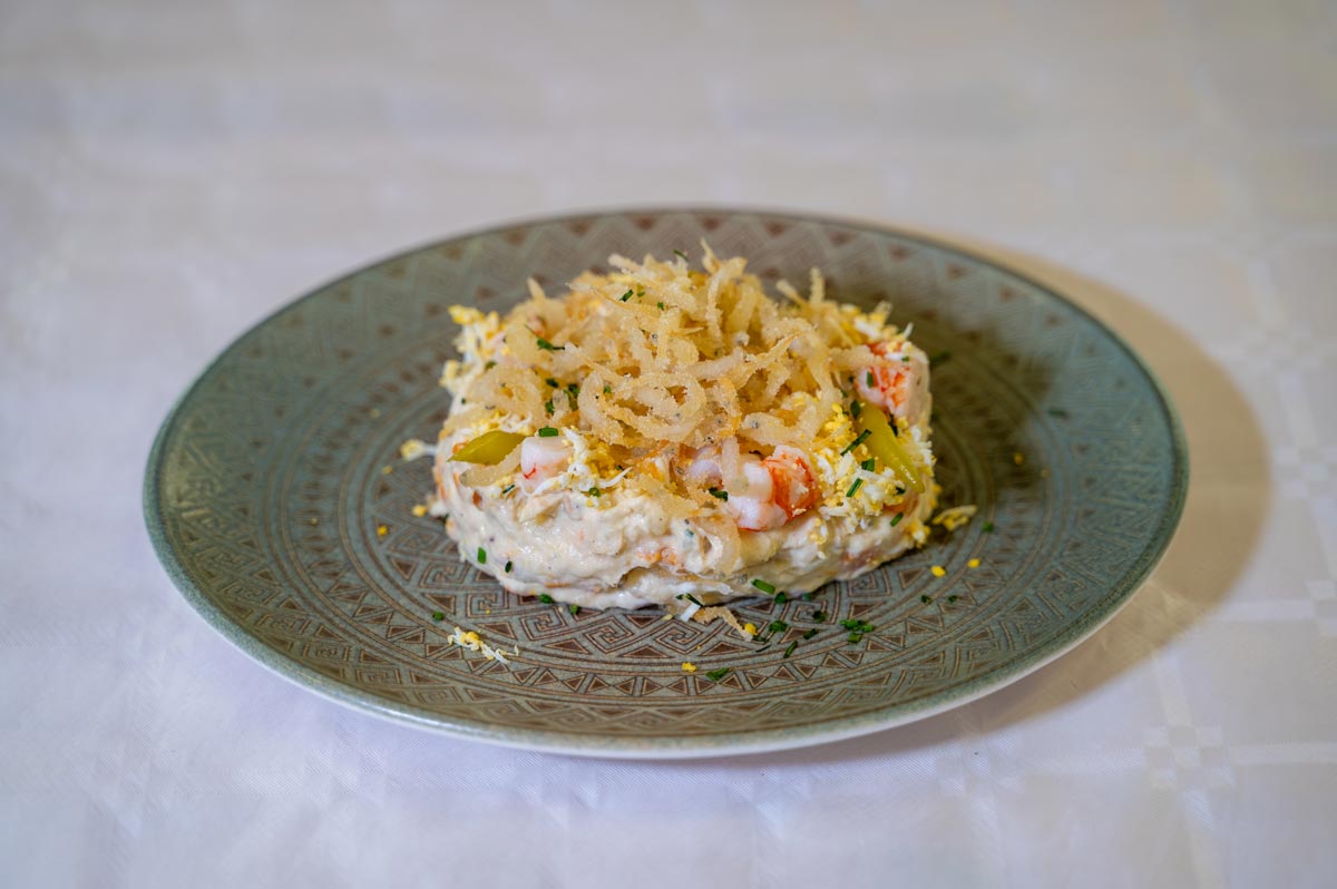 Ensaladilla con frito de pez platino